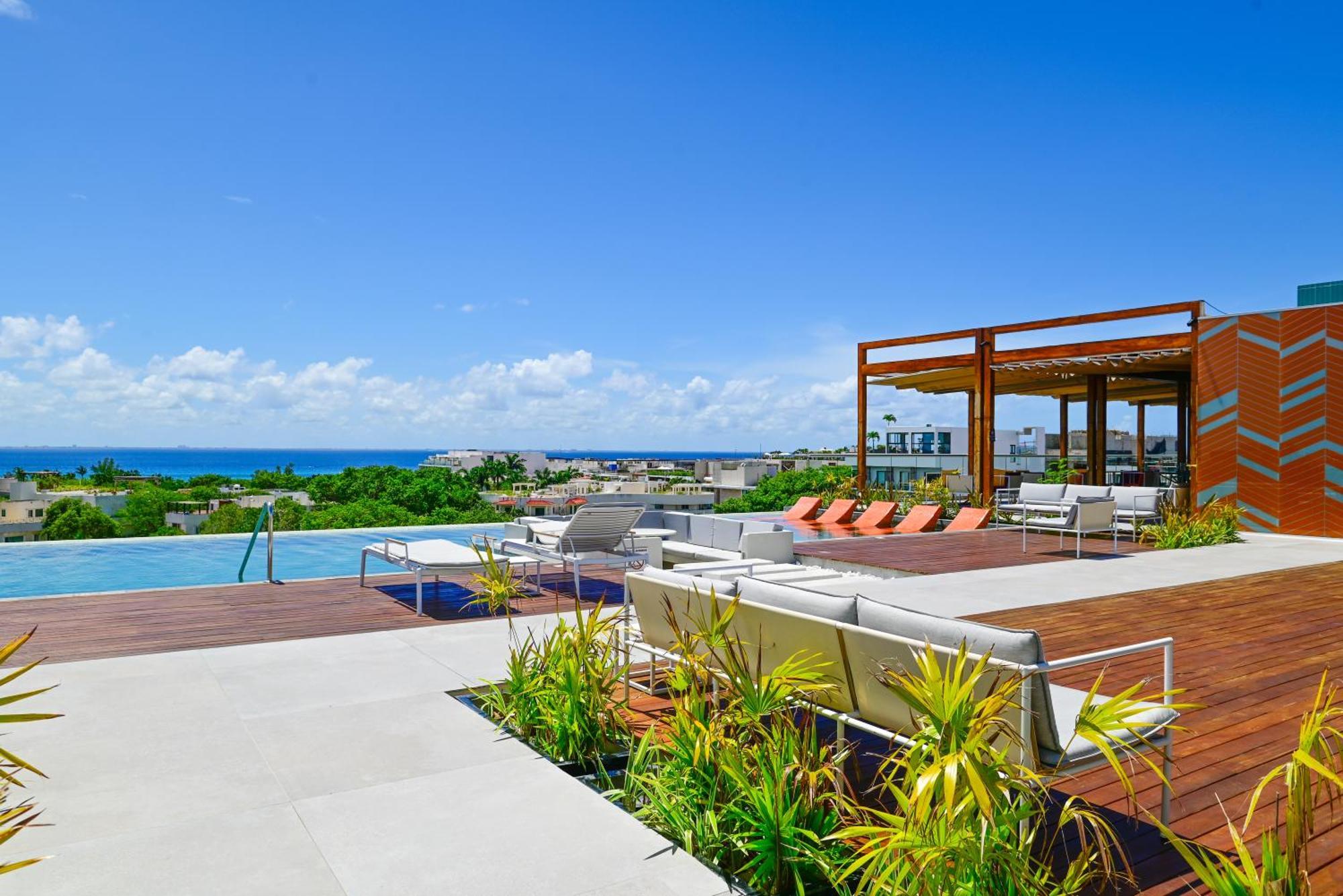 Aloft Playa Del Carmen Hotell Exteriör bild Rooftop pool at the Grand at Moon Palace