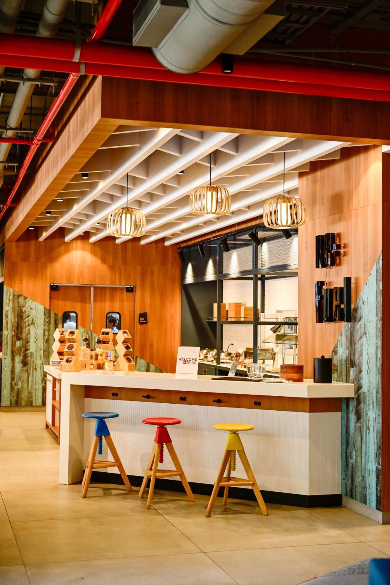 Aloft Playa Del Carmen Hotell Exteriör bild The interior of a typical Starbucks Reserve store