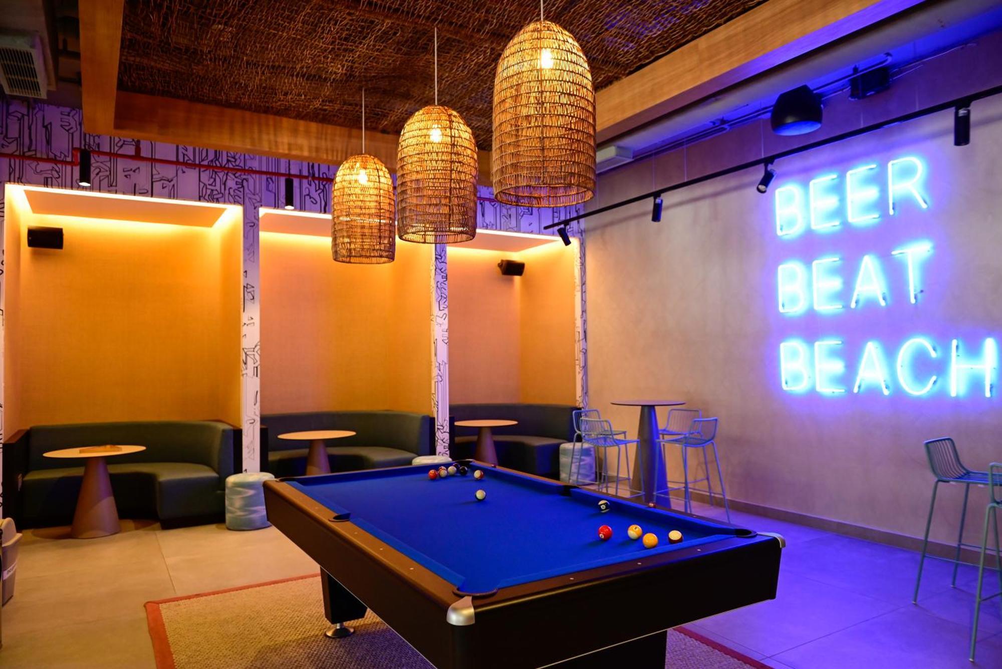 Aloft Playa Del Carmen Hotell Exteriör bild The interior of the bar