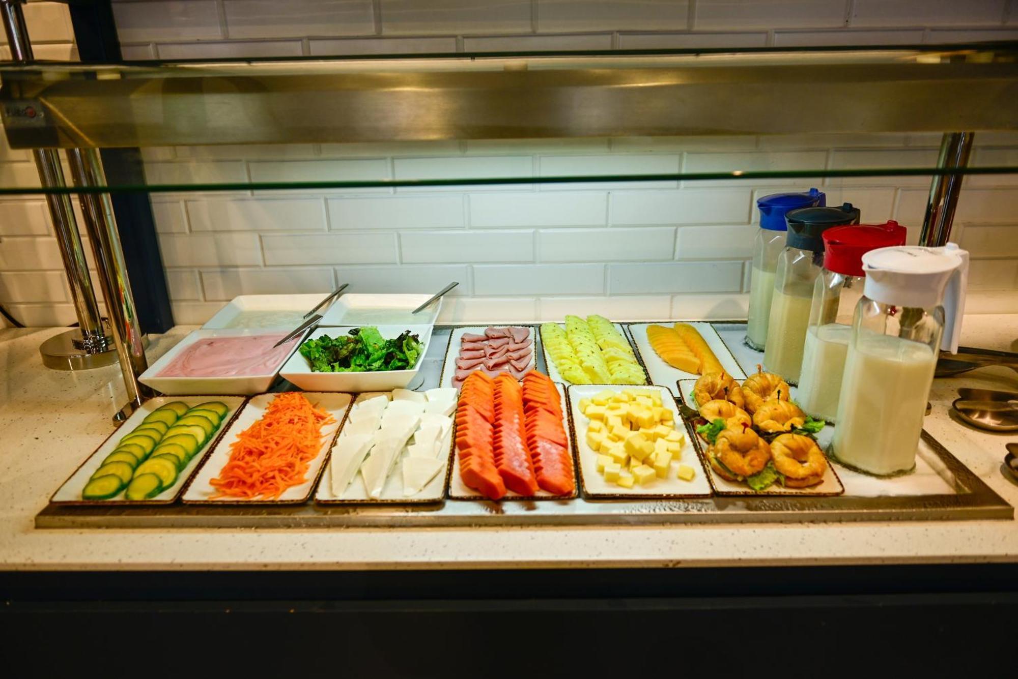 Aloft Playa Del Carmen Hotell Exteriör bild A salad bar