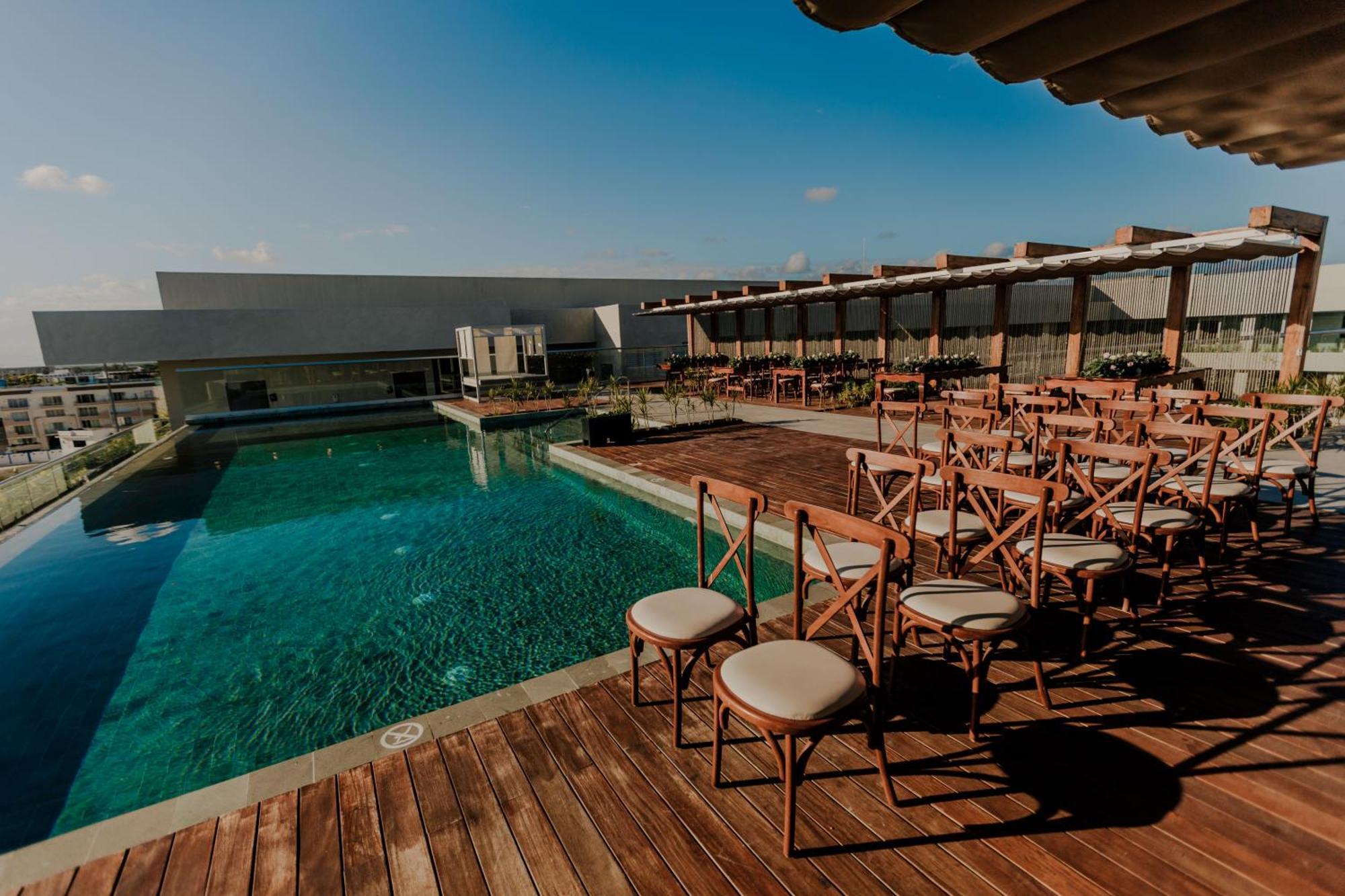Aloft Playa Del Carmen Hotell Exteriör bild Rooftop pool at the hotel