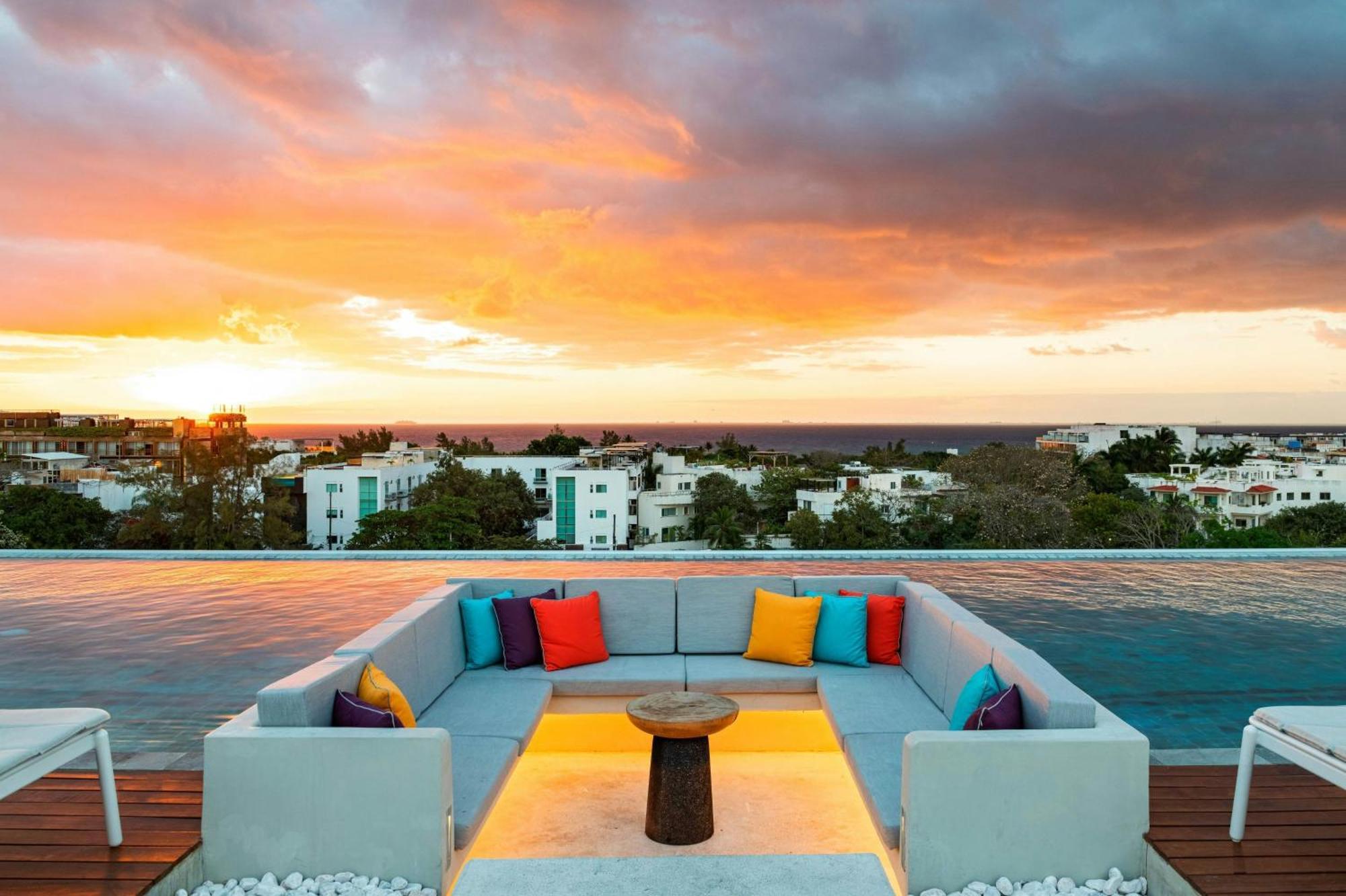 Aloft Playa Del Carmen Hotell Exteriör bild Sunset at the rooftop pool
