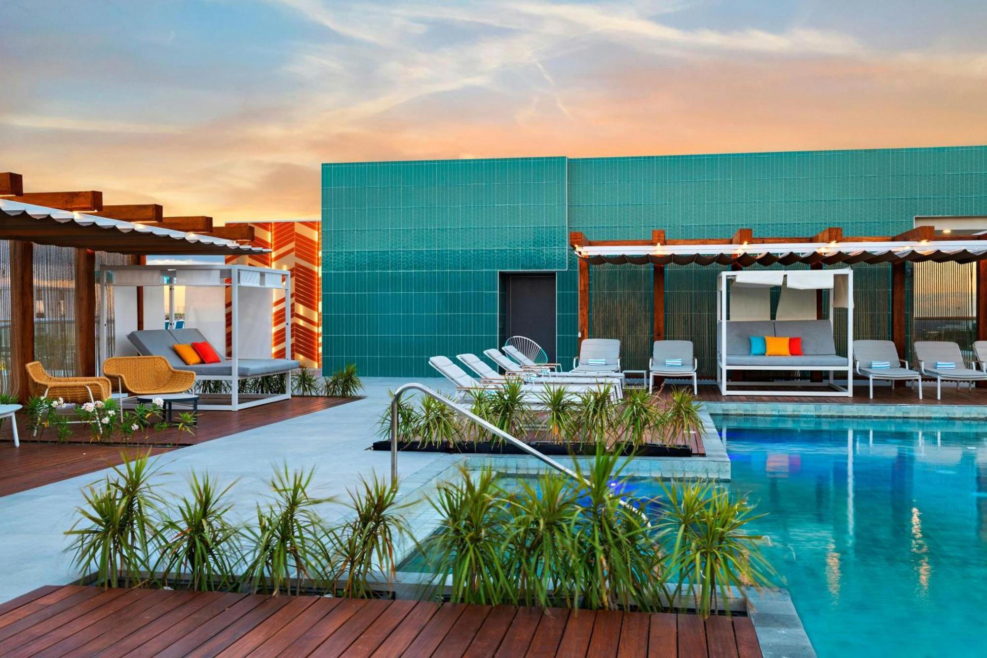 Aloft Playa Del Carmen Hotell Exteriör bild The rooftop pool at the hotel