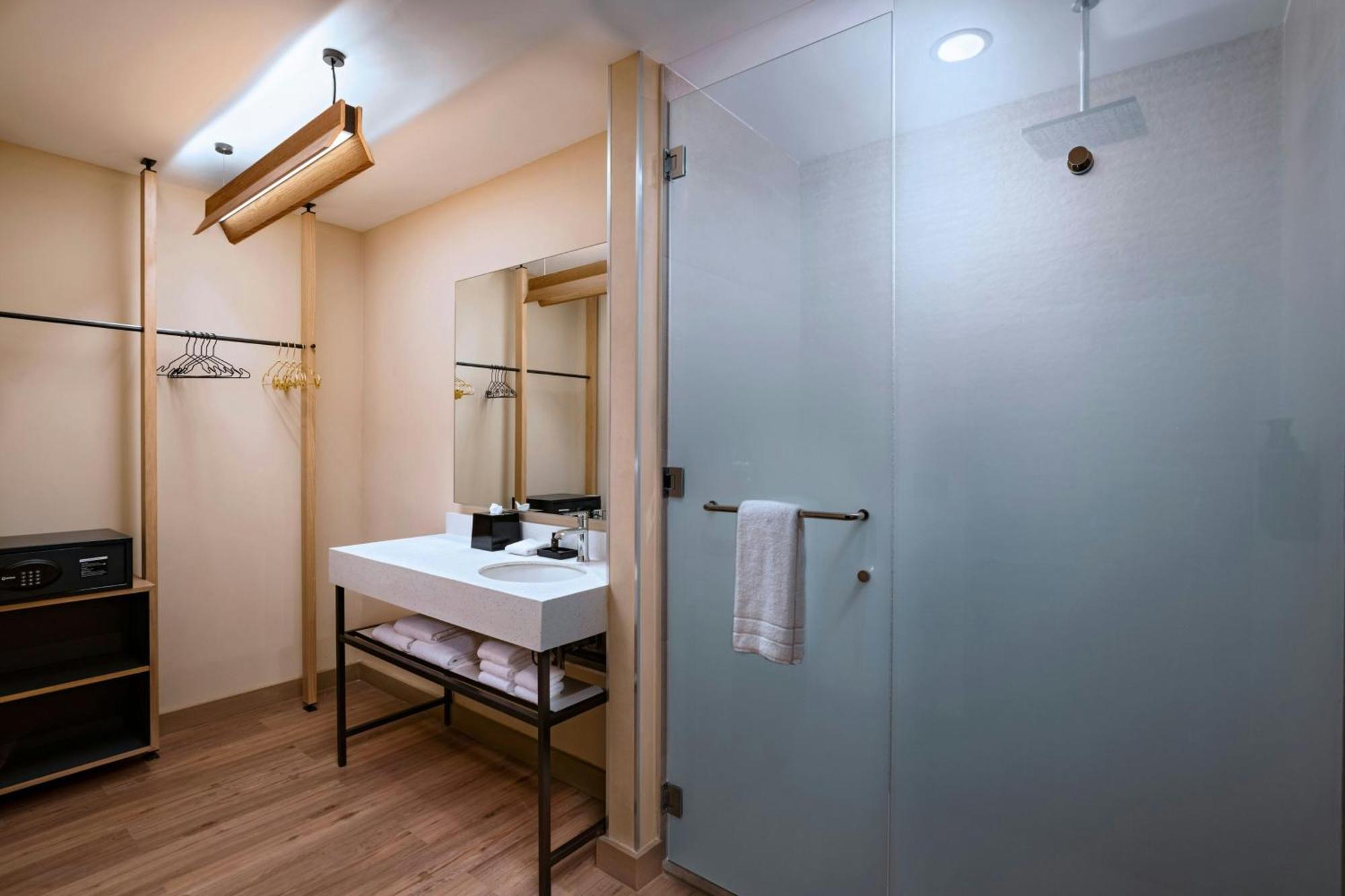 Aloft Playa Del Carmen Hotell Exteriör bild Bathroom