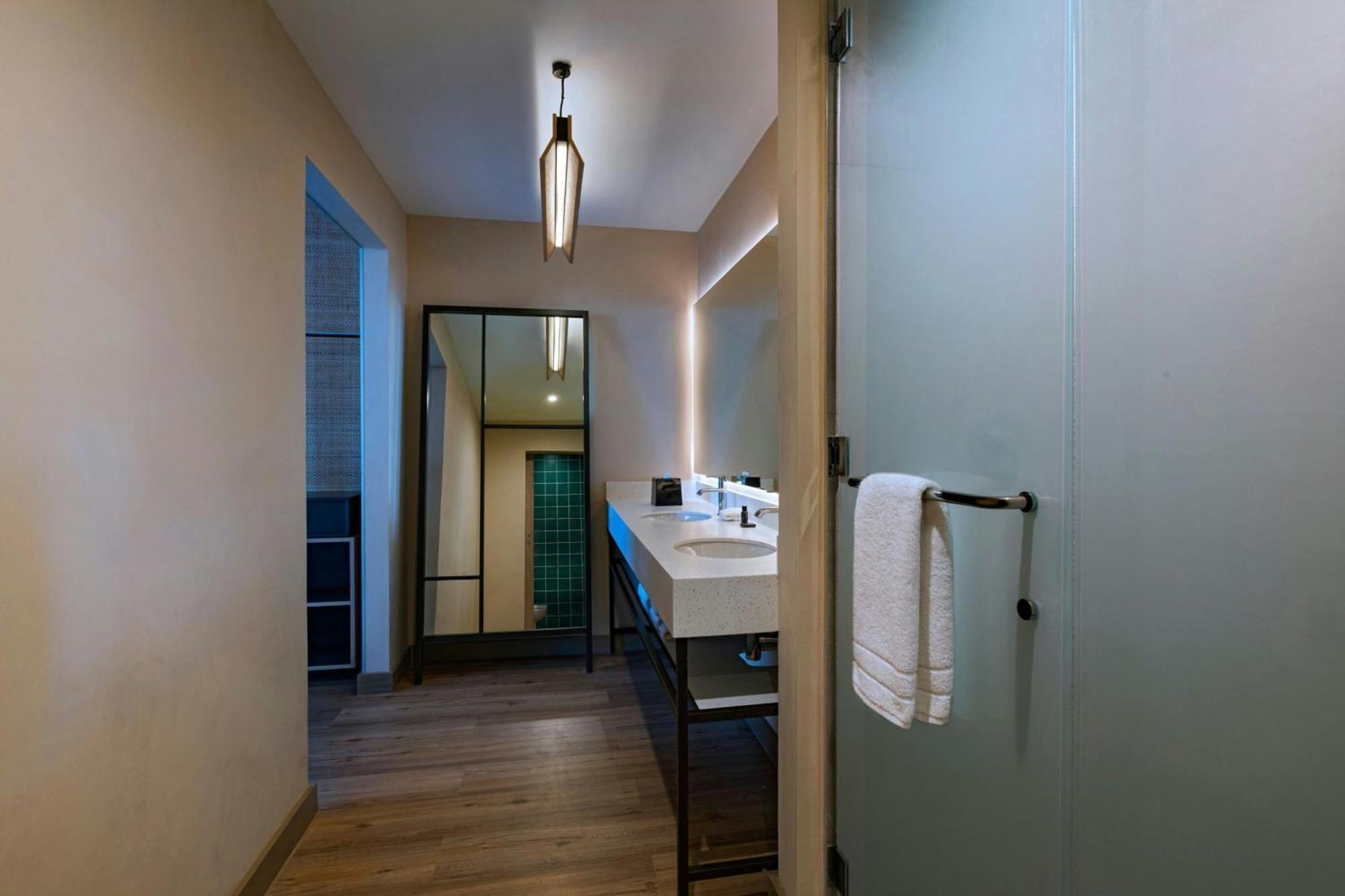 Aloft Playa Del Carmen Hotell Exteriör bild Bathroom