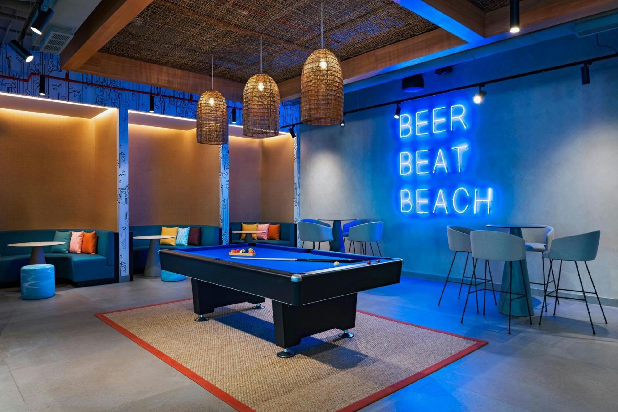 Aloft Playa Del Carmen Hotell Exteriör bild The pool table at the 2018 edition of the lounge