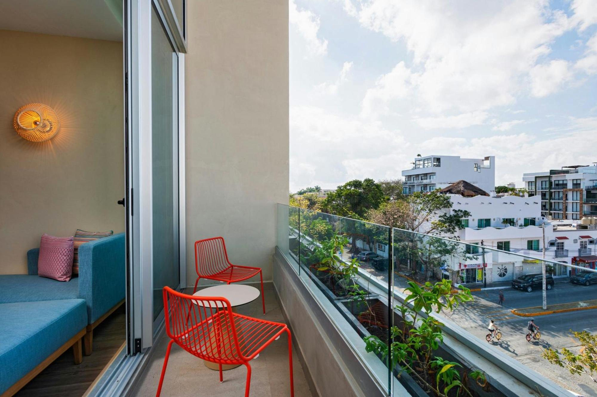 Aloft Playa Del Carmen Hotell Exteriör bild Balcony of a hotel room